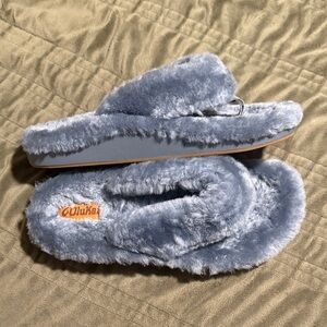 OluKai Kīpe'a Heu Women’s Fuzzy Slipper Sandals US Women’s Size 6